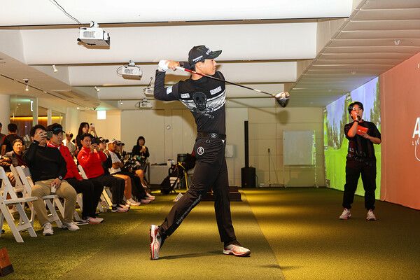 11일 서울 강남에 위치한 실내 골프클럽 ‘클럽디 청담’ 론칭 파티에서 선수 관계자들이 기념사진 포즈를 취하고 있다. 사진┃아디다스골프