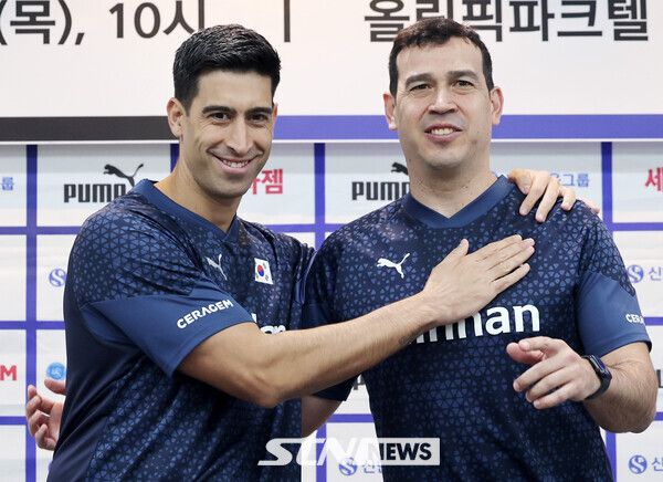 이싸나예 라미레즈(왼쪽) 대한민국 남자배구 국가대표팀 감독과 페르난도 모랄레스 대한민국 여자배구 국가대표팀 감독이 25일 오전 서울 송파구 올림픽파크텔에서 열린 '대한민국 배구 국가대표팀 신임 감독 기자회견'에서 기념촬영을 하고 있다. 사진┃뉴시스