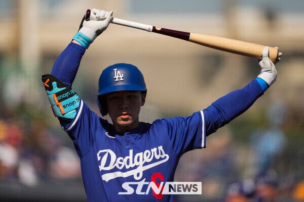 로스앤젤레스 다저스의 김혜성이 26일(현지 시간) 미 애리조나주 피닉스 아메리칸 패밀리 필드에서 열린 2025 MLB 시범 경기 밀워키 브루어스와 경기 중 타석에 들어설 준비를 하고 있다. 김혜성은 3타수 무안타 1삼진으로 침묵했고 다저스는 6-3으로 승리했다. 사진┃뉴시스/AP