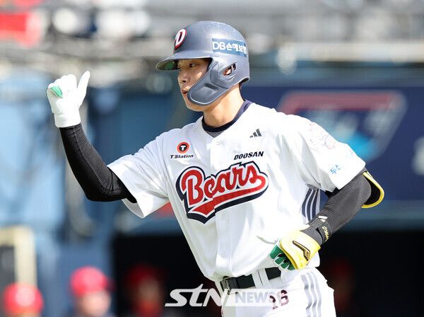 13일 오후 서울 송파구 잠실야구장에서 열린 2025 프로야구 두산 베어스와 KIA 타이거즈의 시범경기, 5회말 두산 선두타자 박준영이 솔로홈런을 치고 베이스를 돌고 있다. 사진┃뉴시스