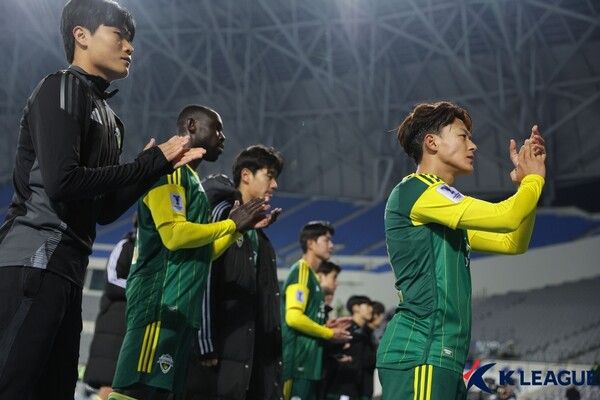 전북현대 선수단이 지난 6일 용인미르스타디움에서 치러진 시드니FC와의 2024/25시즌 아시아축구연맹(AFC) 챔피언스리그2(ACLT) 8강 1차전 종료 후 팬들에게 인사하고 있다. 사진┃한국프로축구연맹