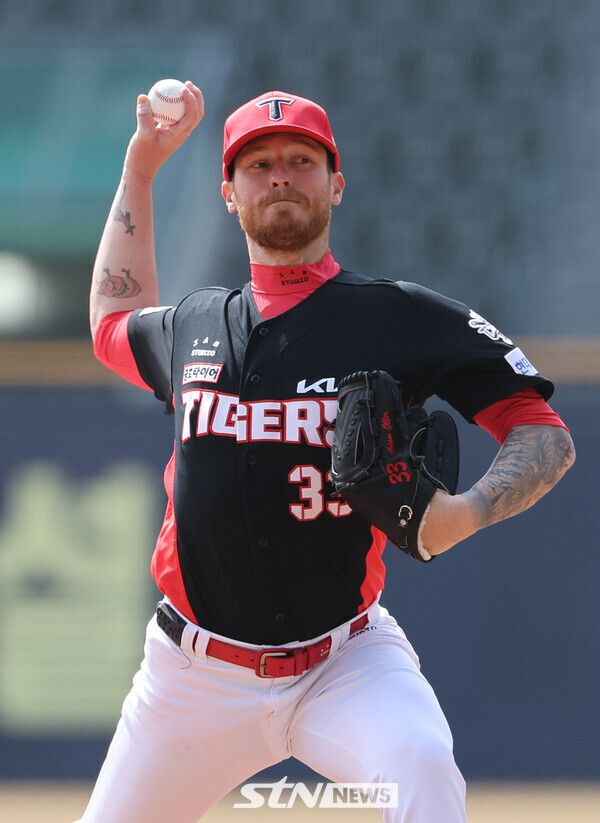 13일 오후 서울 송파구 잠실야구장에서 열린 2025 프로야구 두산 베어스와 KIA 타이거즈의 시범경기, 1회말 KIA 선발 올러가 투구하고 있다. 사진┃뉴시스