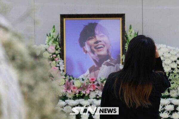 14일 서울 강남구 삼성서울병원 장례식장에 마련된 고(故) 휘성의 빈소에 조문객들의 발길이 이어지고 있다. 사진┃뉴시스/공동취재단