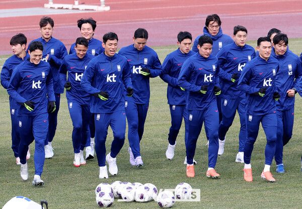 대한민국 축구대표팀 홍명보 감독과 오현규, 김주성, 주민규 등 선수들이 17일 경기 고양종합보조운동장에서 3월 A매치 대비 훈련을 하고 있다. 한국은 오는 20일 고양종합운동장에서 오만과 2026 국제축구연맹(FIFA) 북중미 월드컵 아시아 지역 3차 예선 7차전을 치른 뒤, 25일 수원월드컵경기장에서 요르단과 8차전을 갖는다. 사진┃뉴시스