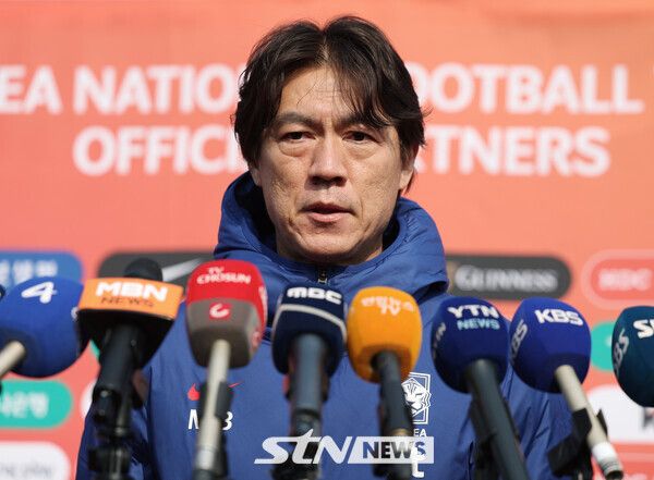 대한민국 축구대표팀 홍명보 감독이 17일 경기 고양종합보조운동장에서 3월 A매치 대비 훈련에 앞서 인터뷰를 하고 있다. 한국은 오는 20일 고양종합운동장에서 오만과 2026 국제축구연맹(FIFA) 북중미 월드컵 아시아 지역 3차 예선 7차전을 치른 뒤, 25일 수원월드컵경기장에서 요르단과 8차전을 갖는다. 사진┃뉴시스
