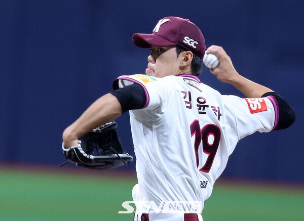 17일 오후 서울 구로구 고척스카이돔에서 열린 2025 프로야구 시범경기 롯데 자이언츠와 키움 히어로즈의 경기, 1회초 키움 선발 김윤하가 공을 던지고 있다. 사진┃뉴시스