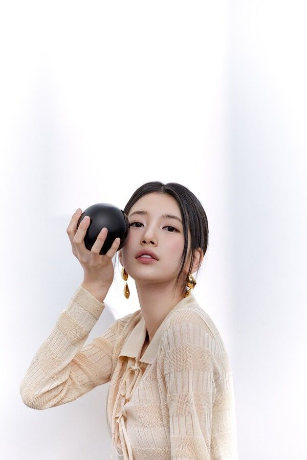 배우 겸 가수 수지. 사진┃게스(GUESS)