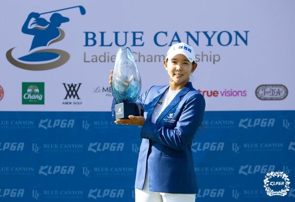 16일(이하 한국시각) 태국 푸껫의 블루캐니언 컨트리클럽(파72)에서 열린 KLPGA 투어 블루케니언 레디이스 챔피언십(총상금 80만 달러) 정상에 오른 박보겸이 트로피를 들어 올리고 있다. 사진┃KLPGA