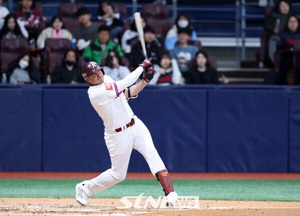 17일 오후 서울 구로구 고척스카이돔에서 열린 2025 프로야구 시범경기 롯데 자이언츠와 키움 히어로즈의 경기, 3회말 키움 선두타자 카디네스가 2루타를 날리고 있다. 사진┃뉴시스