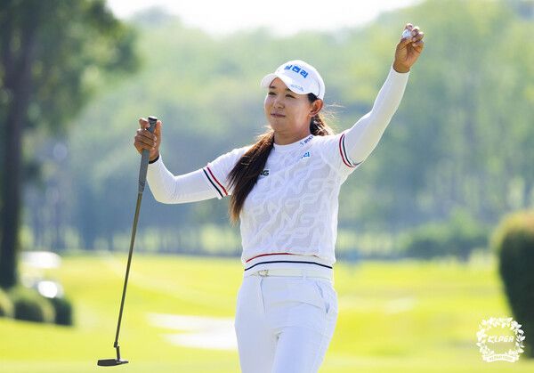 16일(이하 한국시각) 태국 푸껫의 블루캐니언 컨트리클럽(파72)에서 열린 KLPGA 투어 블루케니언 레디이스 챔피언십(총상금 80만 달러) 정상에 오른 박보겸이 우승 확정 후 환호하고 있다. 사진┃KLPGA