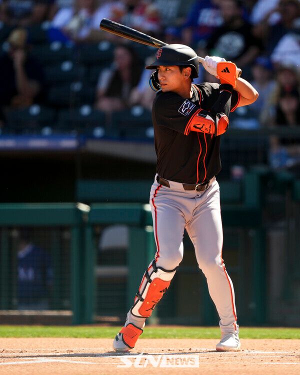 샌프란시스코 자이언츠의 이정후가 22일(현지 시간) 미 애리조나주 서프라이즈 스타디움에서 열린 텍사스 레인저스와 시범 경기 1회 초 타석에 들어서 투구를 기다리고 있다. 이정후는 3번 중견수로 선발 출장해 3타수 1안타 1삼진을 기록했고 샌프란시스코는 6-1로 승리했다. 사진┃뉴시스/AP