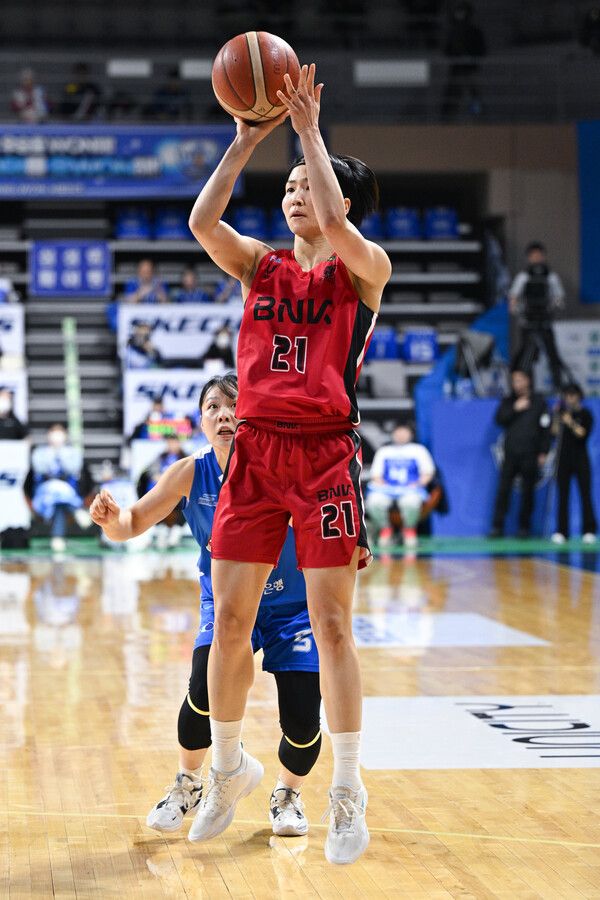 슛을 던지는 BNK 썸 포워드 이이지마 사키. 사진┃WKBL