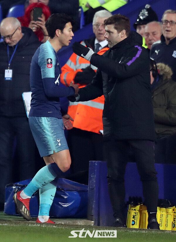 토트넘 홋스퍼에서 사제의 인연을 맺었던 손흥민과 당시 마우리시오 포체티노 감독. 사진┃뉴시스/AP