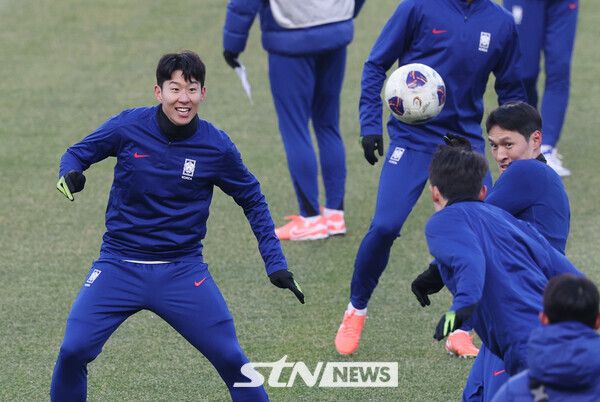 대한민국 축구대표팀 손흥민과 선수들이 19일 경기 고양종합운동장에서 3월 A매치 대비 훈련을 하고 있다. 한국은 오는 20일 고양종합운동장에서 오만과 2026 국제축구연맹(FIFA) 북중미 월드컵 아시아 지역 3차 예선 7차전을 치른 뒤, 25일 수원월드컵경기장에서 요르단과 8차전을 갖는다. 사진┃뉴시스