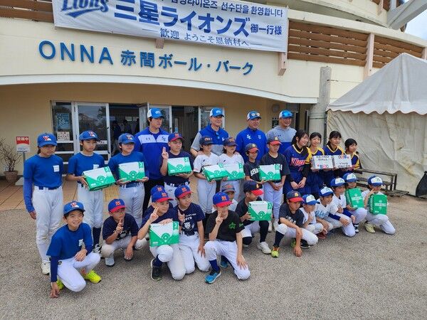 전지 훈련 지역 학생들에게 연습구를 선물한 삼성 라이온즈. 사진┃삼성 라이온즈