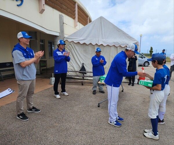 전지 훈련 지역 학생들에게 연습구를 선물한 삼성 라이온즈. 사진┃삼성 라이온즈