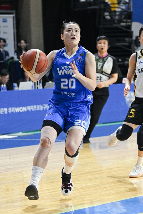 돌파하는 우리은행 포워드 이명관. 사진┃WKBL