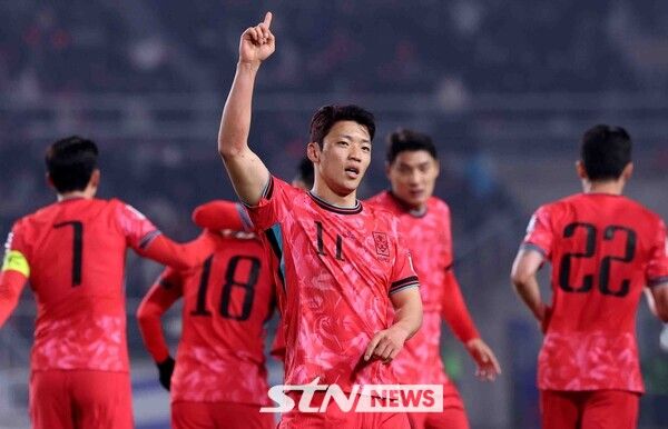 20일 오후 경기 고양시 고양종합운동장에서 열린 '2026 국제축구연맹(FIFA) 북중미 월드컵 아시아 지역 3차 예선 B조 7차전' 대한민국과 오만의 경기, 황희찬이 골을 성공시킨 후 기뻐하고 있다. 사진┃뉴시스