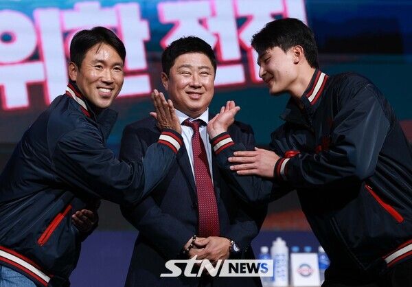 20일 서울 송파구 롯데호텔 월드 크리스탈볼룸에서 열린 2025 신한 SOL Bank KBO 미디어데이에서 롯데 전준우, 김태형 감독, 윤동희 선수가 포즈를 취하고 있다. 사진┃뉴시스