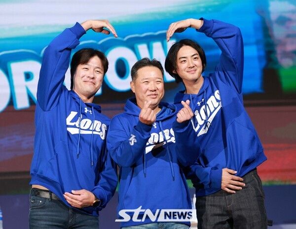 20일 서울 송파구 롯데호텔 월드 크리스탈볼룸에서 열린 2025 신한 SOL Bank KBO 미디어데이에서 삼성 강민호, 박진만 감독, 구자욱 선수가 포즈를 취하고 있다. 사진┃뉴시스