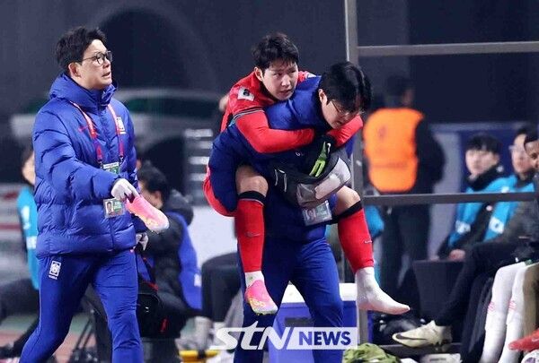 20일 오후 경기 고양시 고양종합운동장에서 열린 '2026 국제축구연맹(FIFA) 북중미 월드컵 아시아 지역 3차 예선 B조 7차전' 대한민국과 오만의 경기, 부상당한 이강인이 퇴장하고 있다. 사진┃뉴시스