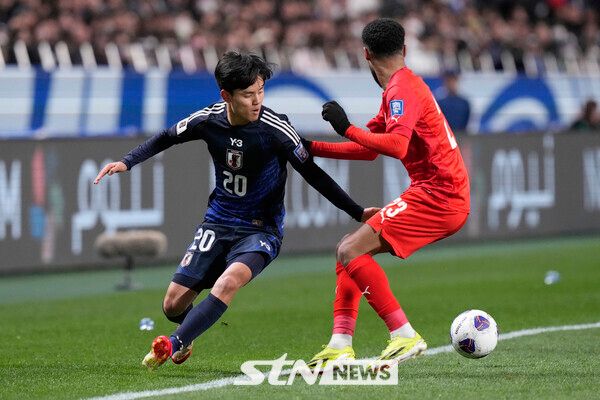 바레인과의 경기에서 드리블하는 일본 국가대표 윙포워드 쿠보 다케후사. 사진┃뉴시스/AP