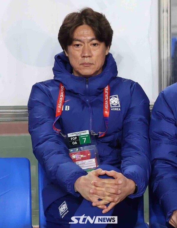 20일 오후 경기 고양시 고양종합운동장에서 열린 '2026 국제축구연맹(FIFA) 북중미 월드컵 아시아 지역 3차 예선 B조 7차전' 대한민국과 오만의 경기, 홍명보 감독이 생각에 잠겨 있다. 사진┃뉴시스