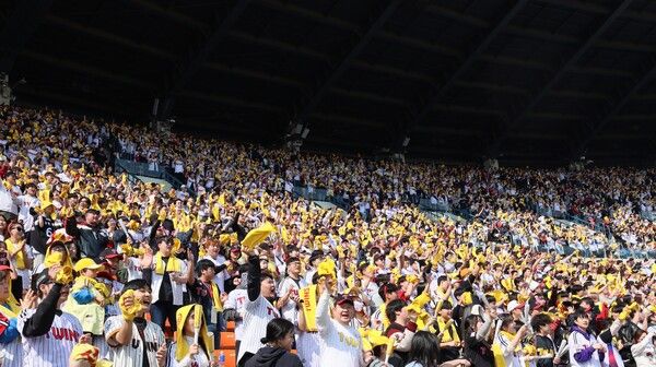 응원가를 부르는 LG 트윈스 팬들. 사진┃LG 트윈스