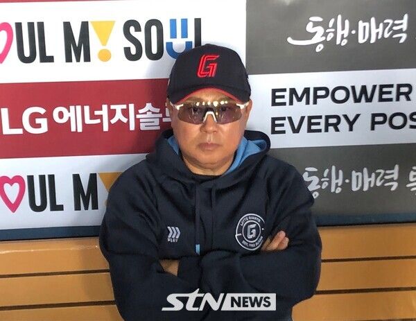 22일 취재진과 인터뷰를 갖는 롯데 자이언츠 김태형 감독. 잠실=사진┃이형주 기자