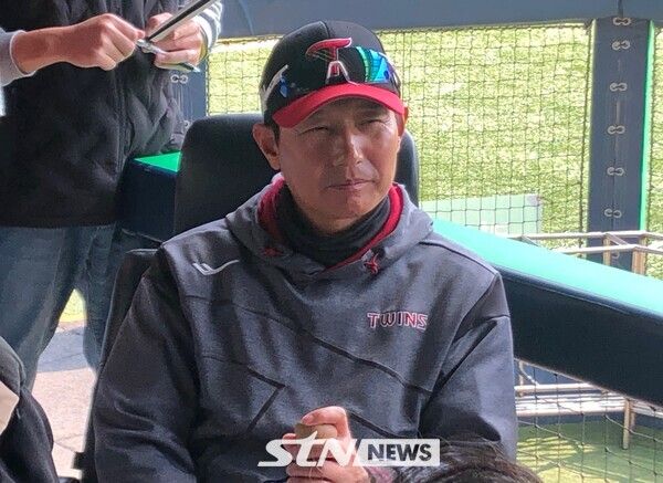 22일 취재진과 인터뷰를 갖는 LG 트윈스 염경엽 감독. 잠실=사진┃이형주 기자