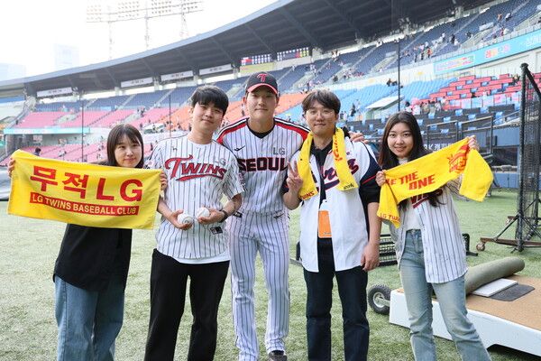 첫 홈런공을 잡은 팬들과 함께 사진을 찍은 문정빈. 사진┃LG 트윈스