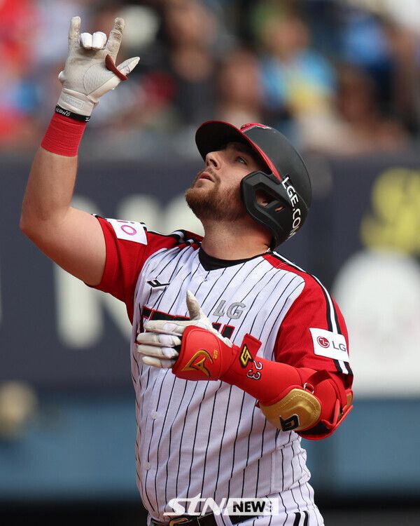 23일 오후 서울 송파구 잠실야구장에서 열린 프로야구 2025 KBO리그 롯데 자이언츠 대 LG 트윈스의 경기, 5회말 2사 주자 없는 상황 LG 오스틴이 홈런을 치고 세리머니를 하고 있다. 사진┃뉴시스