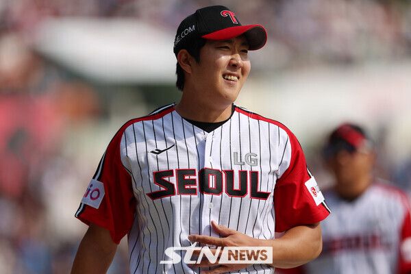 23일 오후 서울 송파구 잠실야구장에서 열린 프로야구 2025 KBO리그 롯데 자이언츠 대 LG 트윈스의 경기, 4회초 LG 선발 손주영이 삼자범퇴로 이닝을 마친 후 환하게 웃고 있다. 사진┃뉴시스