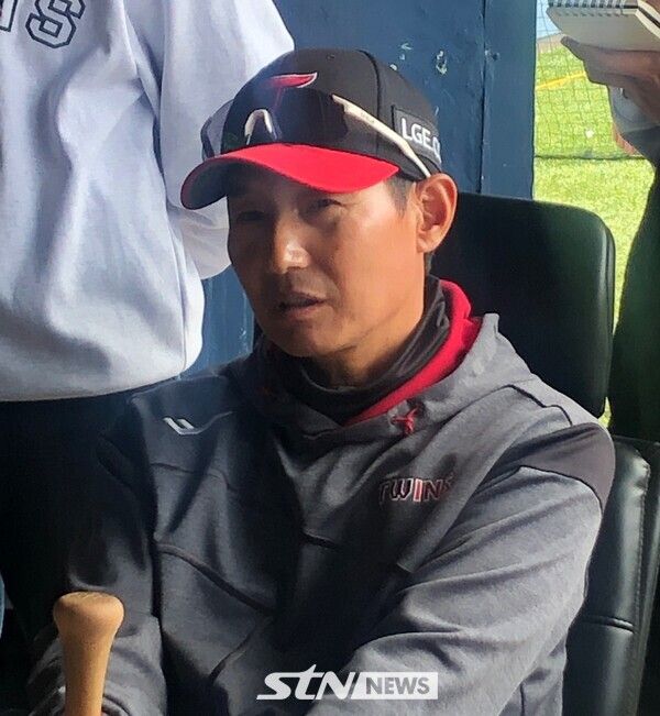 23일 경기 전 취재진과 인터뷰를 갖는 LG 트윈스 염경엽 감독. 잠실=사진┃이형주 기자