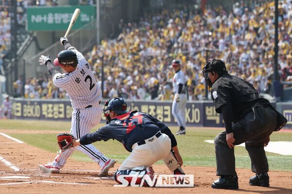 22일 서울 송파구 잠실야구장에서 열린 프로야구 2025 KBO리그 개막전 롯데 자이언츠 대 LG 트윈스의 경기, 1회말 LG 문보경이 스윙하고 있다. 사진┃뉴시스