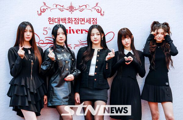 뉴진스가 6일 영등포구 더현대서울에서 열린 현대백화점면세점 오픈 5주년 기념 포토월에서 포즈를 취하고 있다. 사진┃뉴시스