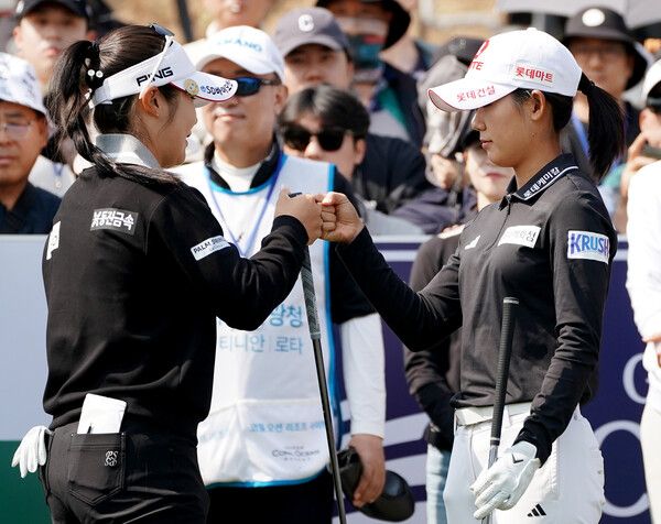 전남 여수 디오션 컨트리클럽(파72)에서 열린 ‘신비동물원∙디오션 컵 골프구단 대항전 with ANEW GOLF’에서 우승을 차지한 롯데 골프단 이소영·황유민. 사진┃크라우닝