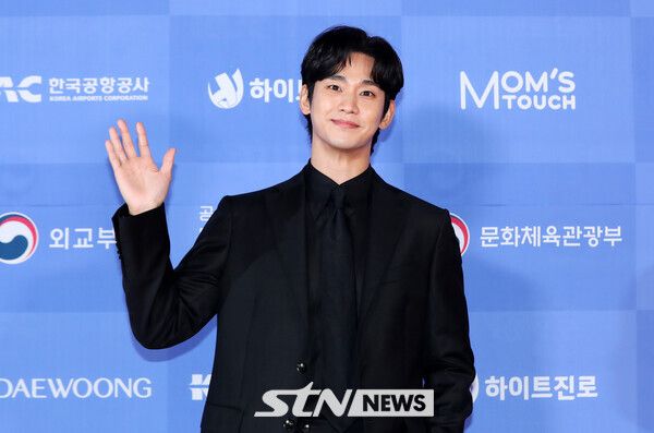 배우 김수현이 22일 오후 서울 강남구 조선팰리스강남 그레이트홀에서 열린 제6회 뉴시스 한류엑스포(2024 뉴시스 한류엑스포) 포토월 행사에서 포즈를 취하고 있다. 사진┃뉴시스