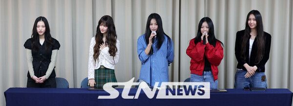 그룹 뉴진스가 28일 서울 강남구 스페이스쉐어 삼성역센터에서 어도어와의 전속계약 해지 관련 긴급 기자회견을 하고 있다. 왼쪽부터 해린, 다니엘, 하니, 민지, 혜인. 사진┃뉴시스