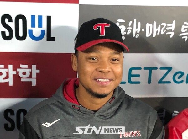 경기 후 취재진을 만나 미소를 보이는 LG 트윈스 투수 엘리에이저 에르난데스. 잠실=사진┃이형주 기자