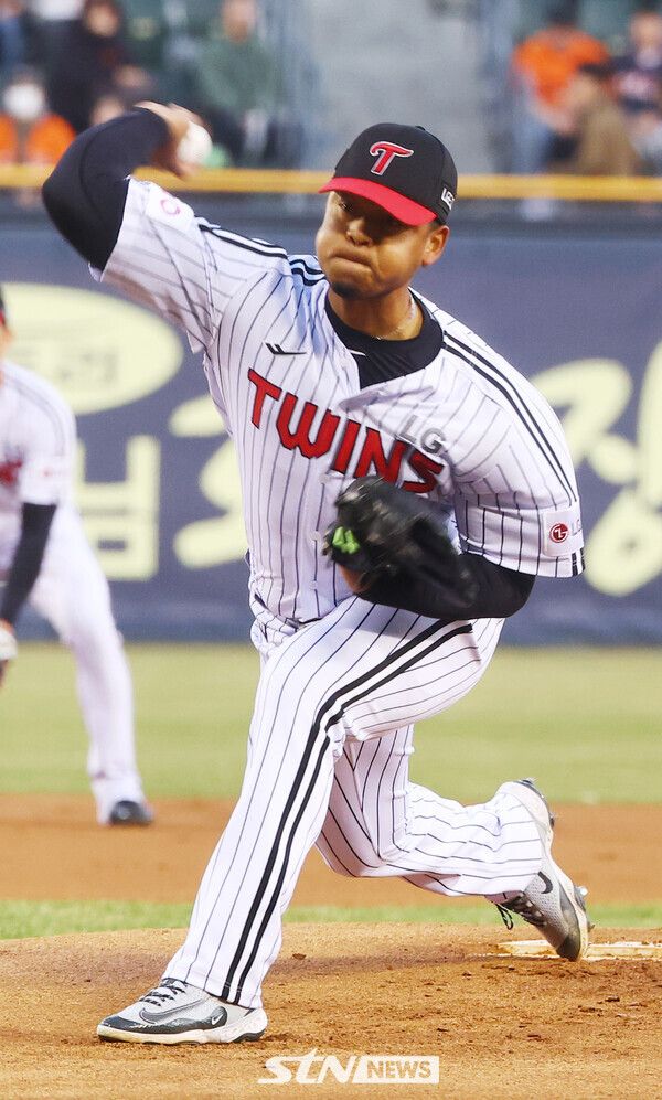 25일 오후 서울 송파구 잠실야구장에서 열린 프로야구 2025 KBO리그 한화 이글스 대 LG 트윈스의 경기, LG 선발 에르난데스가 역투하고 있다. 사진┃뉴시스