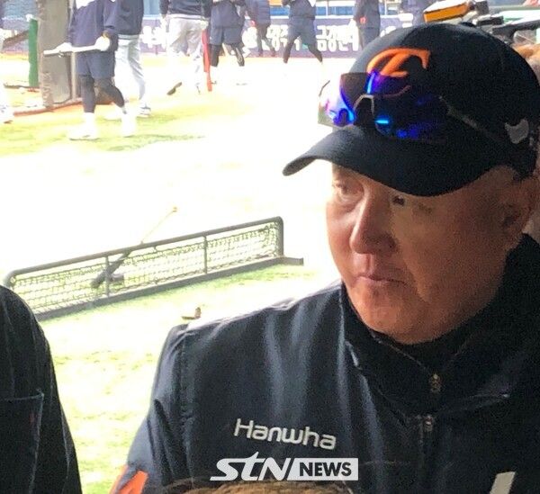 인터뷰 중 그라운드를 바라보는 한화 이글스 김경문 감독. 잠실=사진┃이형주 기자