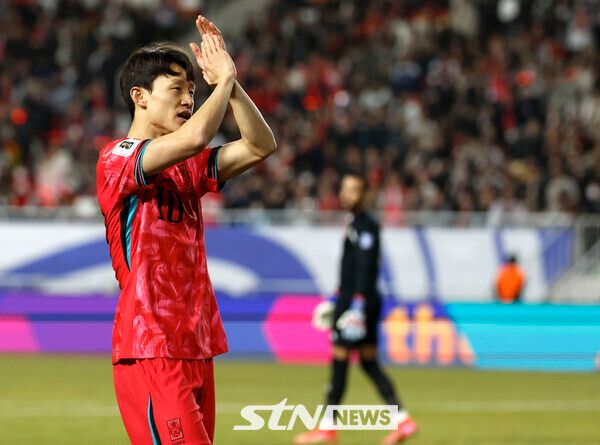 25일 경기 수원시 수원월드컵경기장에서 열린 2026 국제축구연맹(FIFA) 북중미 월드컵 아시아 지역 3차 예선 B조 8차전 대한민국과 요르단의 경기, 대한민국 이재성이 골을 넣은 뒤 기뻐하고 있다. 사진┃뉴시스