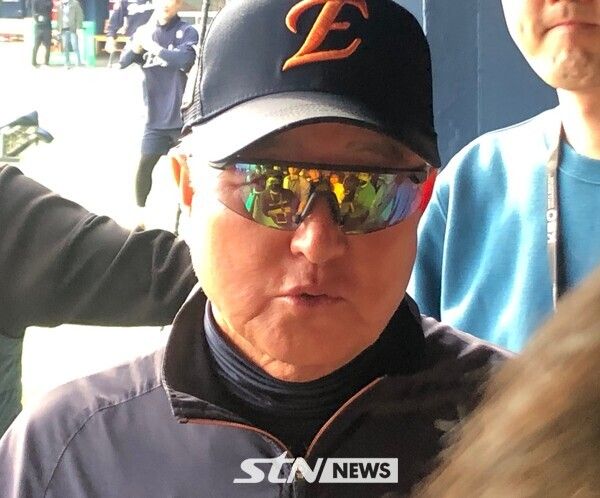 26일 경기 전 취재진과 인터뷰를 갖는 한화 이글스 김경문 감독. 잠실=사진┃이형주 기자