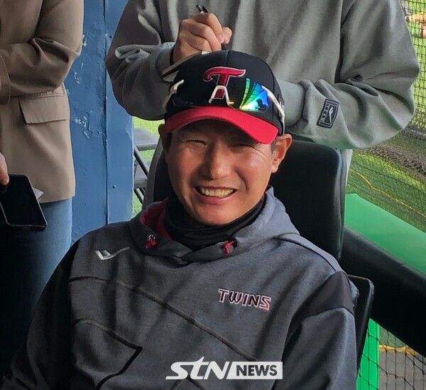 26일 경기 전 취재진과의 인터뷰 중 웃음을 보이는 LG 트윈스 염경엽 감독. 잠실=사진┃이형주 기자