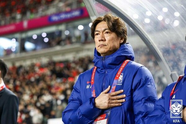 대한민국 홍명보 감독이 25일 수원월드컵경기장에서 치러진 요르단과 2026 국제축구연맹(FIFA) 북중미 월드컵 아시아 지역 3차 예선 B조 8차전에서 국민의례 중이다. 사진┃대한축구협회
