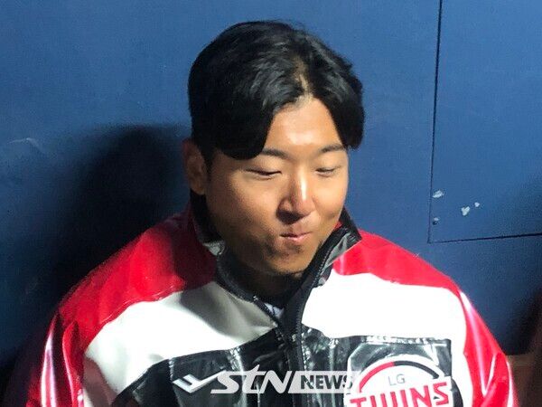 27일 경기 후 취재진과의 인터뷰에서 미소를 짓는 LG 트윈스 투수 송승기. 잠실=사진┃이형주 기자