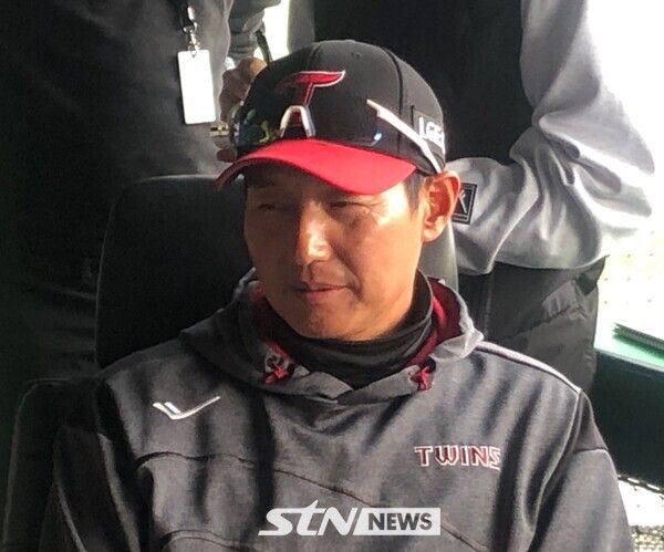 27일 경기 전 취재진과 인터뷰를 갖는 LG 트윈스 염경엽 감독. 잠실=사진┃이형주 기자