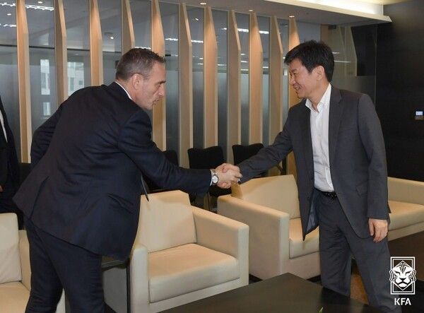 파울루 벤투와 정몽규 대한축구협회장. 사진┃대한축구협회