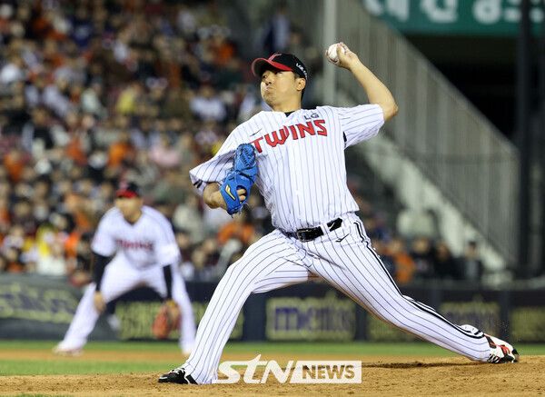 27일 오후 서울 송파구 잠실야구장에서 열린 2025 KBO리그 한화 이글스와 LG 트윈스의 경기, 6회초 LG 송승기가 역투하고 있다. 사진┃뉴시스